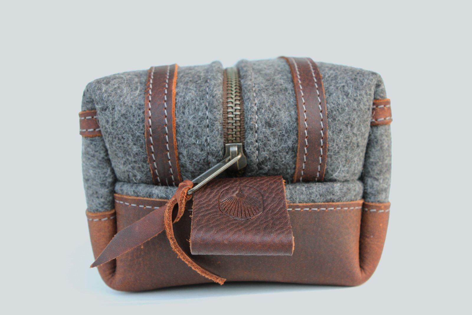 Front-of-Dopp-Kit_with_Logo